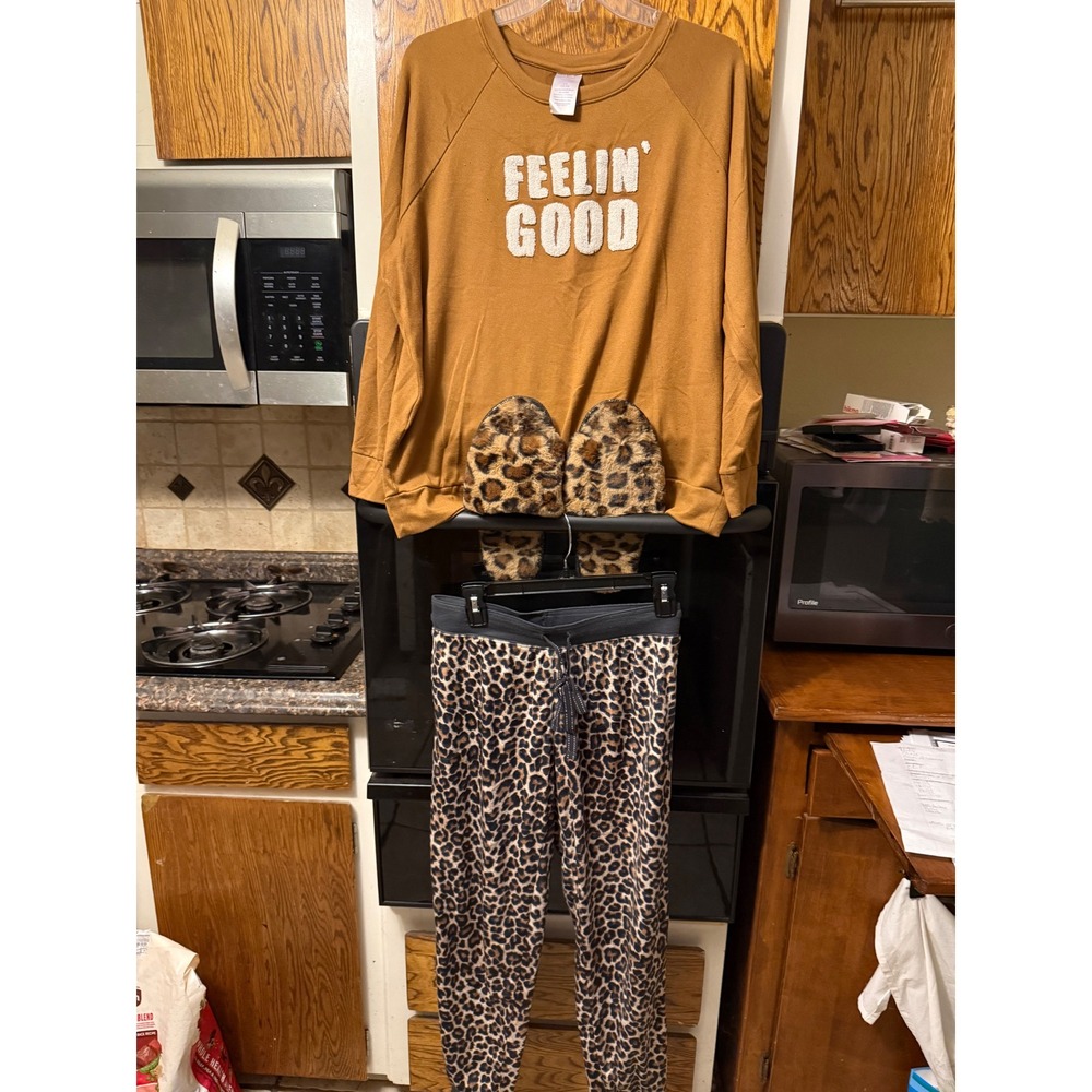 Secret Treasures Womens 3pc Loungewear Set Sweatshirt Leopard Joggers Slippers